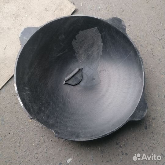 Чугунная решетка и садж с казаном