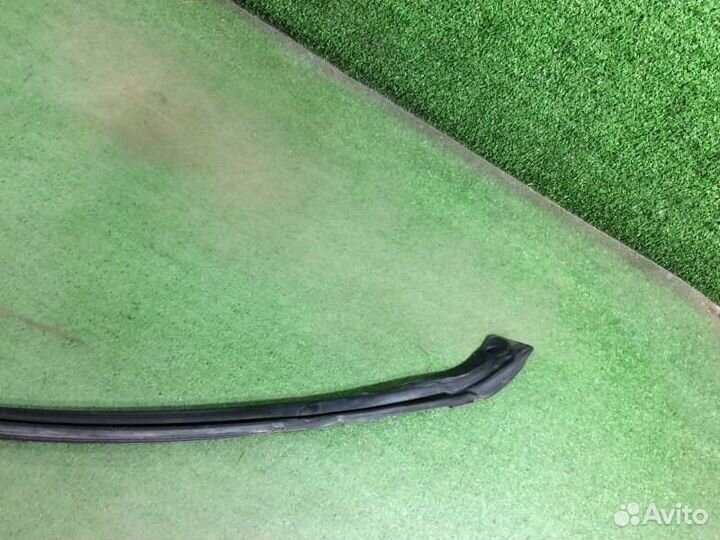 Уплотнитель стекла двери левый Subaru Impreza GG3