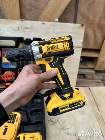 Дрель-шуруповерт DeWalt с набором инструментов