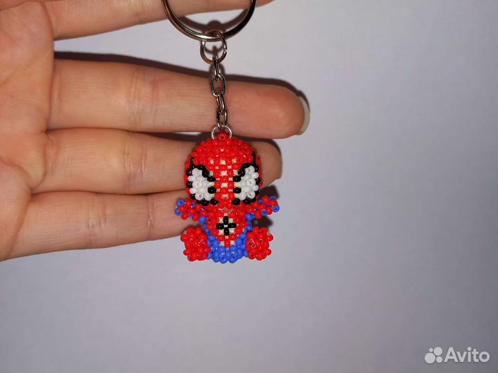 Брелок человек-паук из бисера