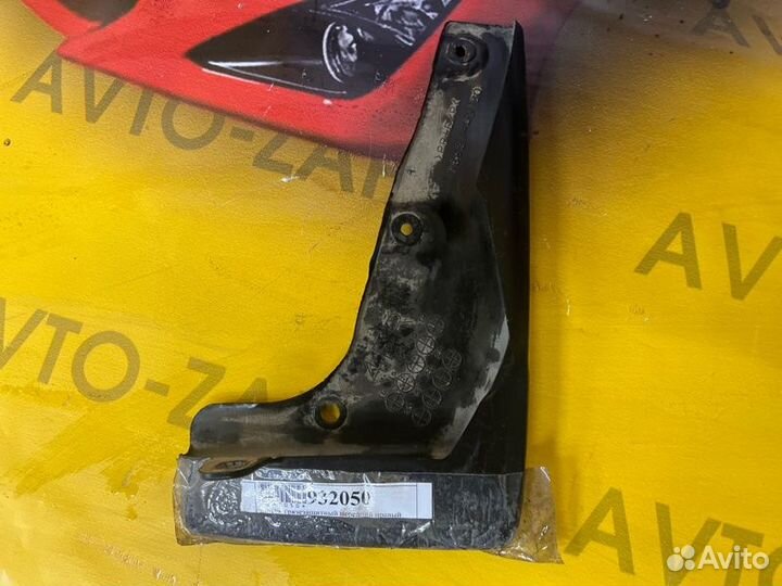 Щиток грязезащитный передний левый Toyota Rav4