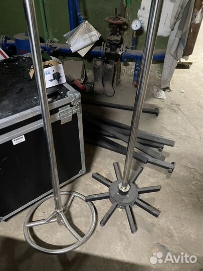 Пилон с подиумом