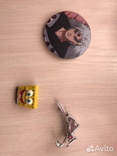 Значки и броши