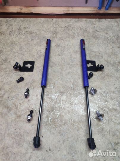 Упор капота