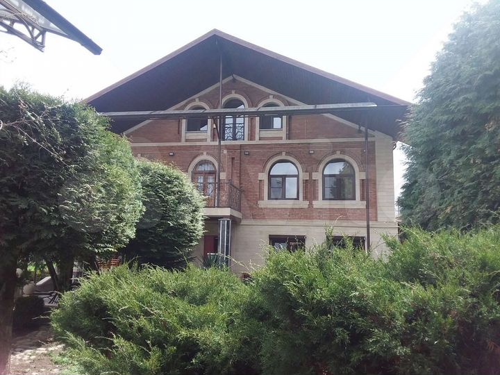 Дом 400 м² на участке 12 сот.