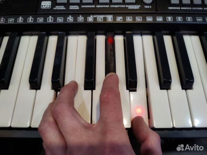 Синтезатор с подсветкой клавиатуры для обучения