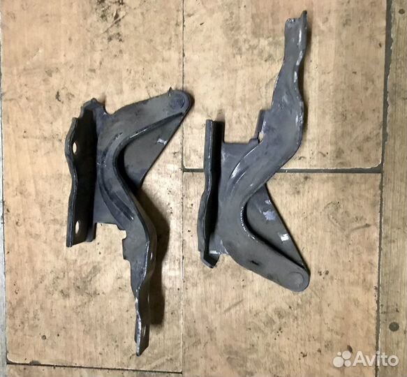 Петля капота правая на Хендай Санта Фе 2009 год