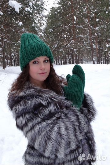 Комплект шапка и варежки зимние ручная работа