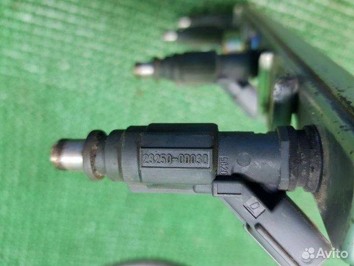 Топливная рампа с форсунками Toyota Corolla 9 E120