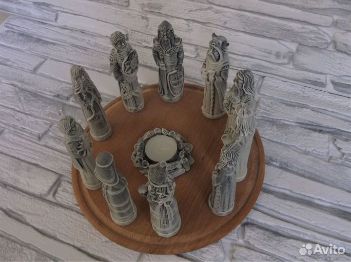 Фигурки кумиры Славянских богов у костра святилище