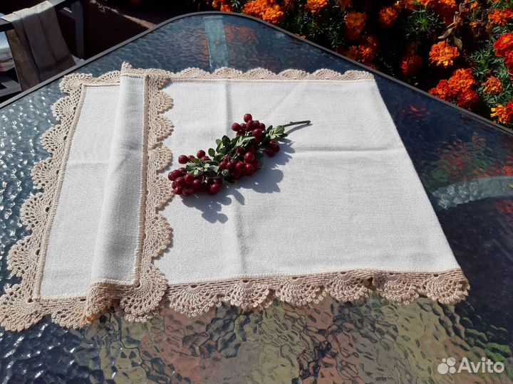 Салфетка на стол с вышивкой