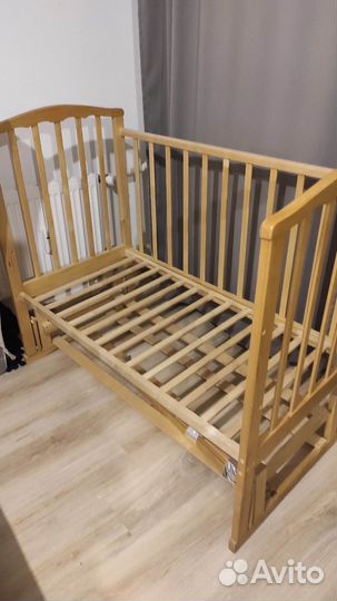 Детская кроватка с продольным маятником