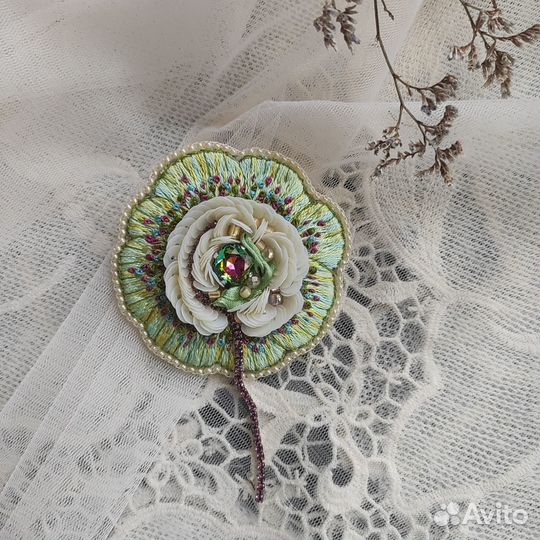 Вышитая брошь ручной работы 