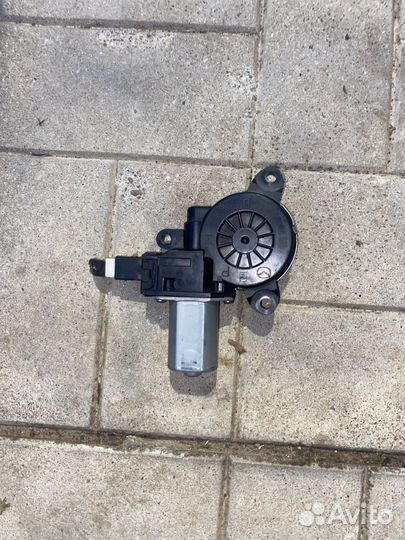 Моторчик стеклоподъемника передний левый mazda