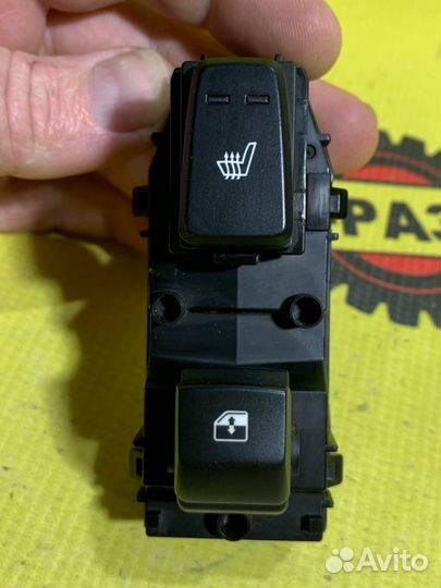 Кнопка стеклоподъемника задняя левая Kia Ceed 3 CD