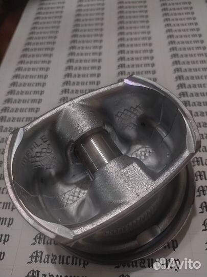 Поршень М272 3.5 mahle комплект новый