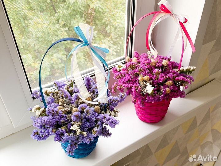 Букеты из сухоцветов в корзинке