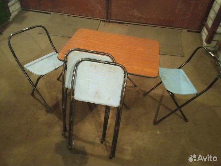Стол и стулья складные