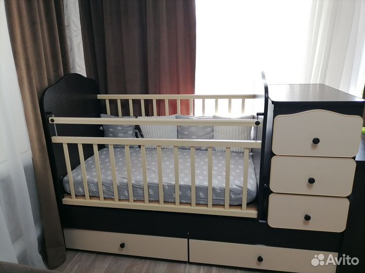 Детская кроватка с маятником и комодом