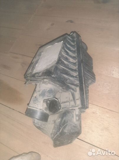 Корпус воздушного фильтра на Nissan Primera p 11