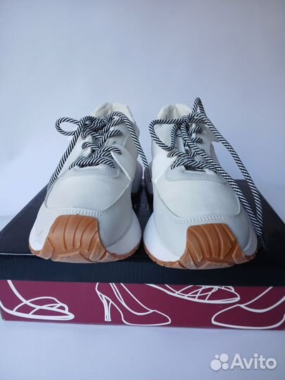 Кроссовки женские 39