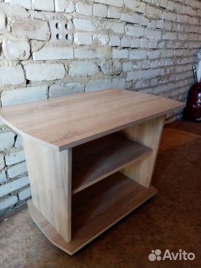 Журнальный столик на колесах