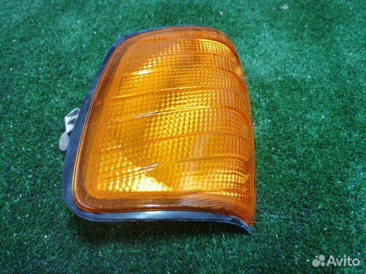 Указатель поворота передний Mercedes Benz W124