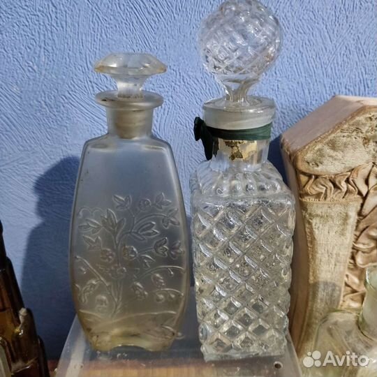 Старинные парфюмерные флаконы и баночки