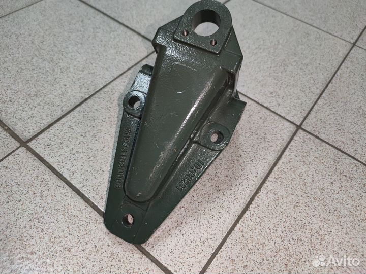 Передний кронштейн задней рессоры хово