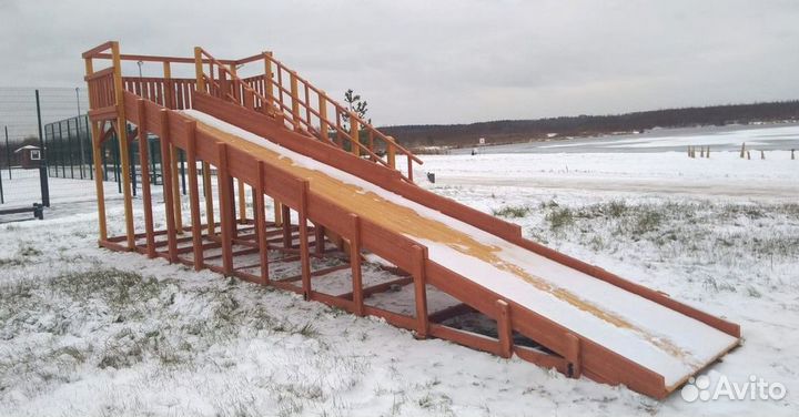 Зимняя деревянная горка 