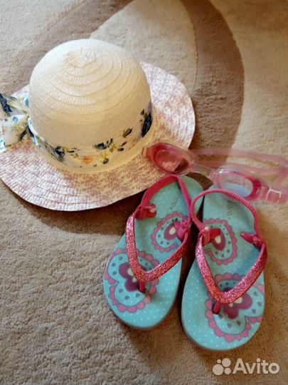 Вьетнамки, шляпа и очки для плавания