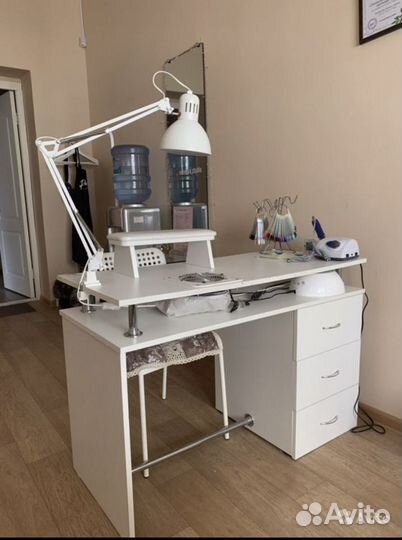 Маникюрный стол с вытяжкой