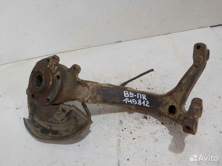 Кулак передний правый Volkswagen Passat B5