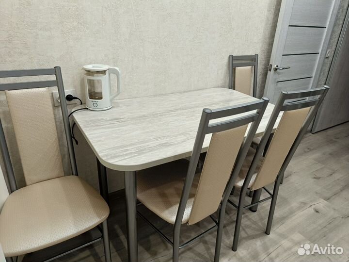 Стол со стульями на кухню