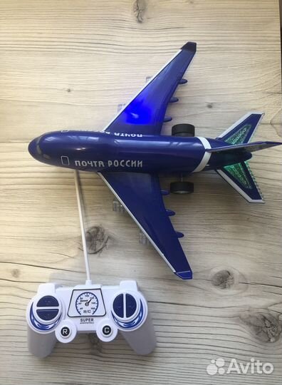 Музыкальный самолет на пульте управления