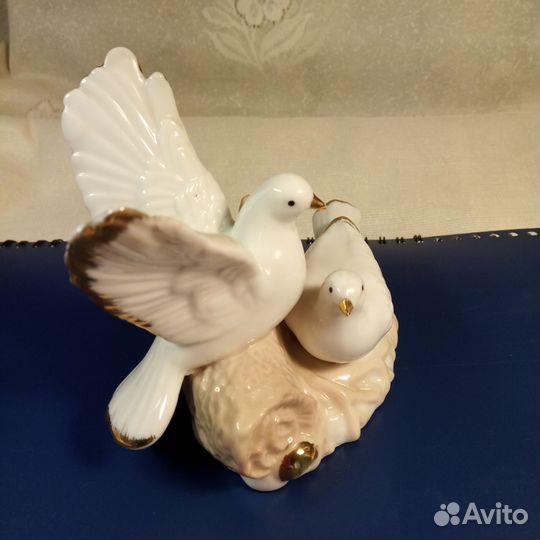 Голуби фарфоровые