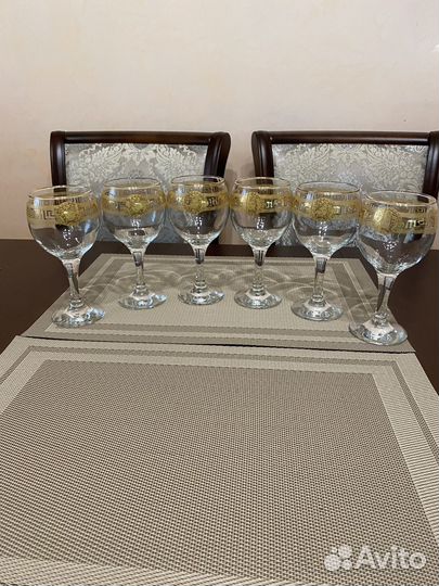 Бокалы для вина и рюмка