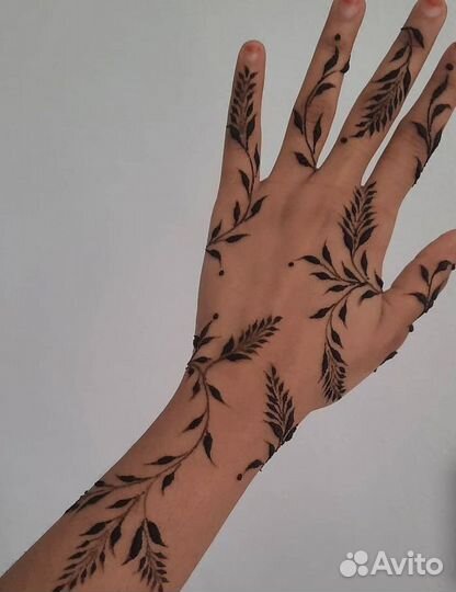Модель на татуировку. Временные тату хной