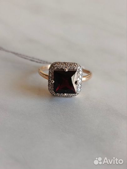 Золотое кольцо с гранатом