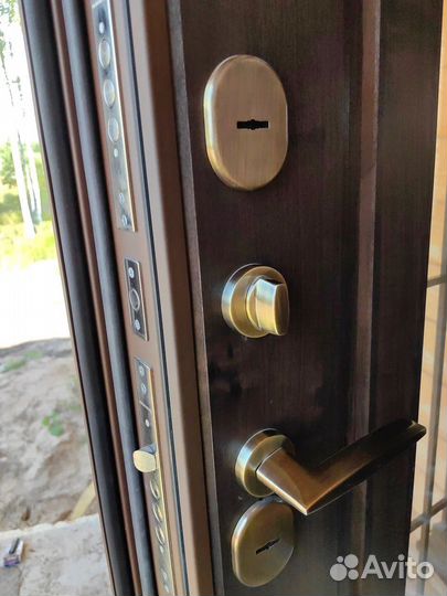 Дверь входная в квартиру