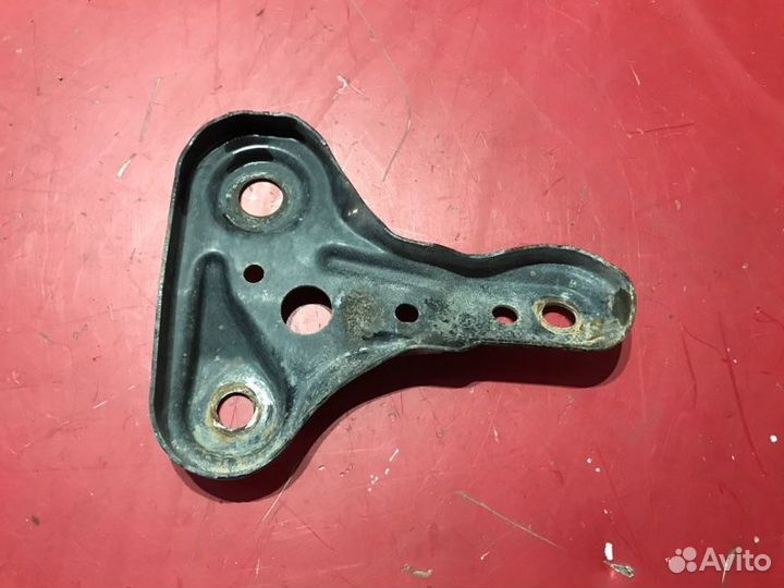 Кронштейн передний левый Mazda 6 GG L3C1 2004