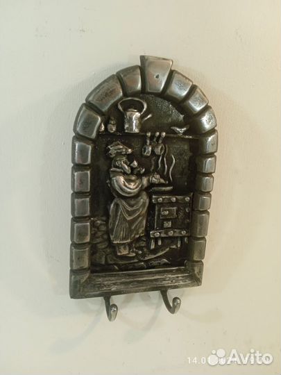 Вешалка настенная для кухни