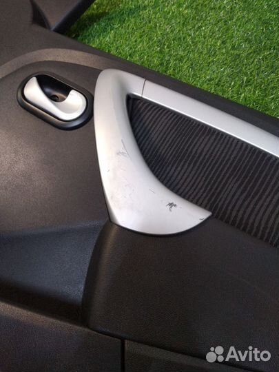 Обшивка двери передняя правая Renault Sandero