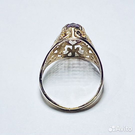 Золотое кольцо с камнем