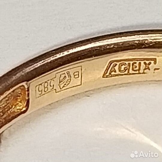 Золотое кольцо 585 пробы с сапфиром и брил