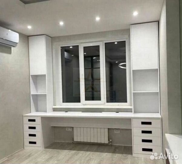 Рабочая зона у окна со шкафом