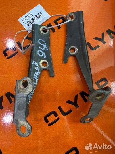 Петля капота Mitsubishi Challenger K99W 6G74