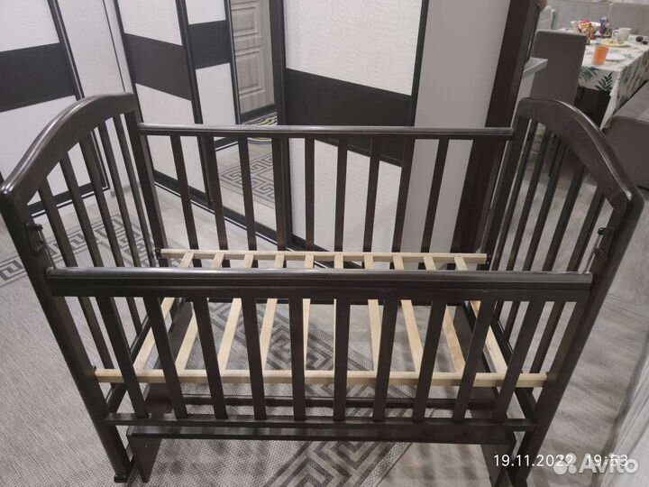 Детская кроватка с маятником