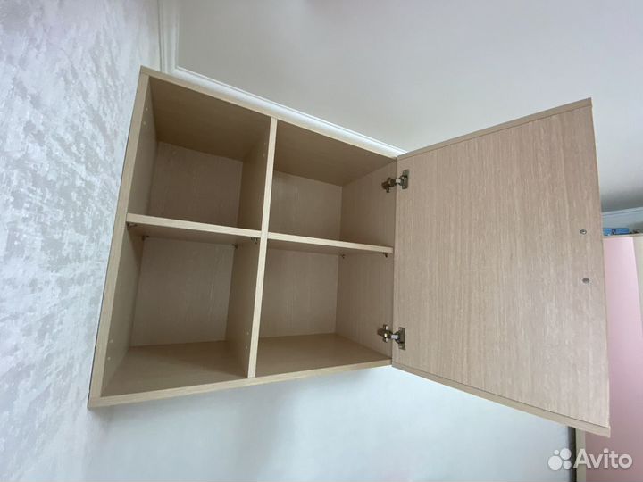 Мебель для комнаты. Стол, шкаф и подвесной шкафчик