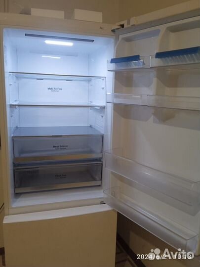 Холодильник двухкамерный новый